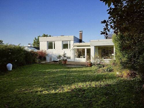 Rückansicht - Charmanter BUNGALOW mit Split-Level-Architektur mit großen Garten und Südterrasse
