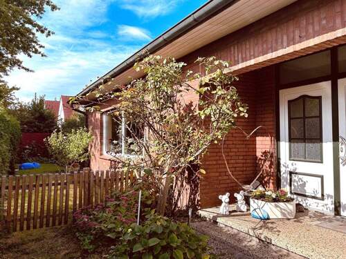Vorderansicht mit Eingangsbereich - Ein Haus voller Möglichkeiten - für das größte Abenteuer: Familie