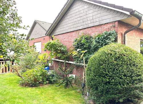 Garten mit Seitenansicht - 6 Zimmer Einfamilienhaus zum Kaufen in Edewecht