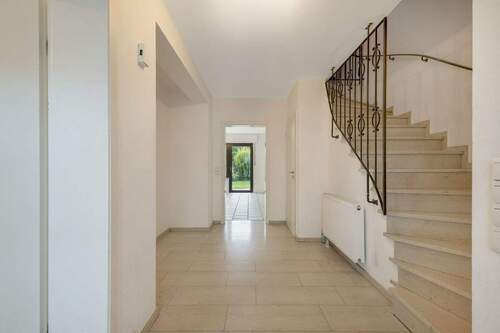 Eingangsbereich - 4 Zimmer Reihenmittelhaus zum Kaufen in Neuss