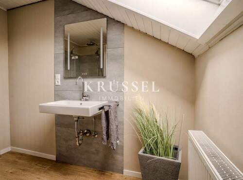 Ein weiteres Badezimmer ergänzt das Obergeschoss - 