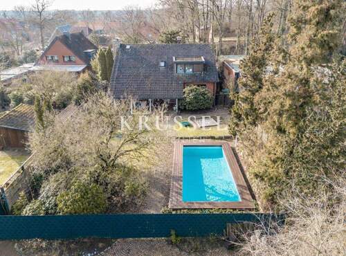 Der großzügige Garten mit Pool - 