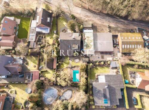 Luftaufnahme der Immobilie mit Überblick über Grundstück, Lage und Umgebung - 6 Zimmer Einfamilienhaus in Lingen / Biene