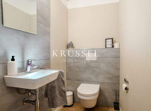 Im Erdgeschoss befindet sich ein Gäste WC - 