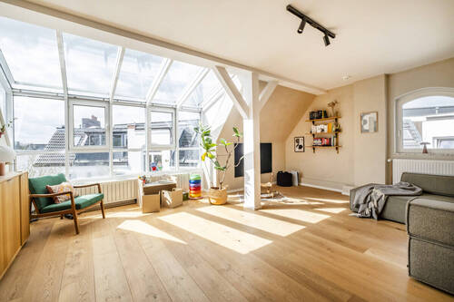 helles Wohnzimmer - Charakterstark, lichtdurchflutet und außergewöhnlich: DG-Wohnung mit Dachterrasse am Isemarkt