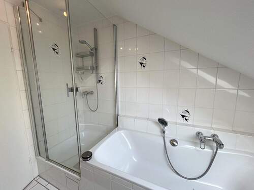 Blick Dusche und Badewanne - 