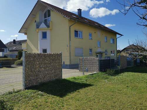 Seitenansicht mit Blick zu den Außenstellplätzen - 2 Zimmer Etagenwohnung in Sasbach