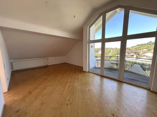 Wohn-/Essbereich mit Zugang zum Balkon - 