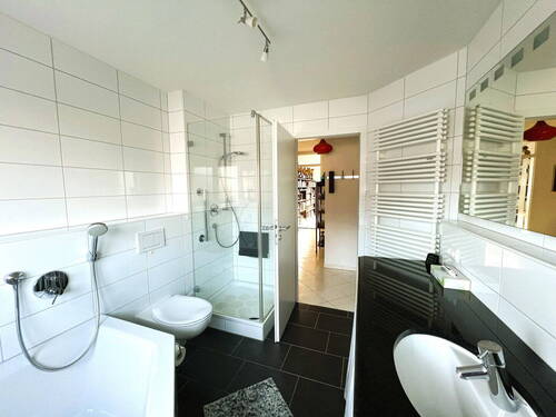 Tageslichtbad - 4 Zimmer Etagenwohnung in Wolfschlugen