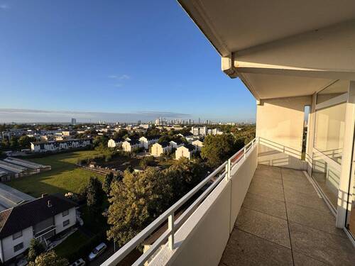 Balkon mit Ausblick - 4-ZW mit großen Balkonen und Skyline Blick im 10. OG