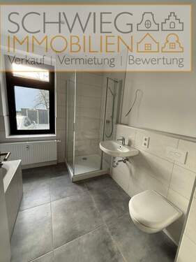 Bad mit Wanne und Dusche - 