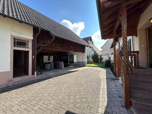 Anbau Schopf mit Blick Innenhof - 4 Zimmer Einfamilienhaus zum Kaufen in Forchheim