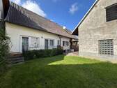 Blick Richtung Haupthaus - Einfamilienhaus mit 111,00 m² in Forchheim zum Kaufen