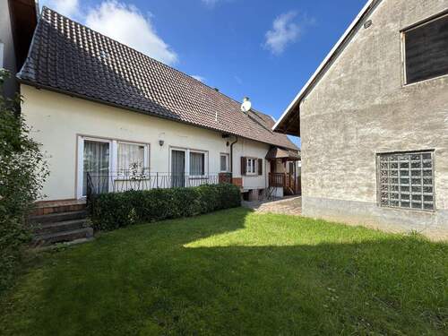 Blick Richtung Haupthaus - Einfamilienhaus mit 111,00 m² in Forchheim zum Kaufen