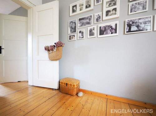 Bild 1 - Wohnen am Homburg: Charmantes Einfamilienhaus mit Blick ins Grüne!