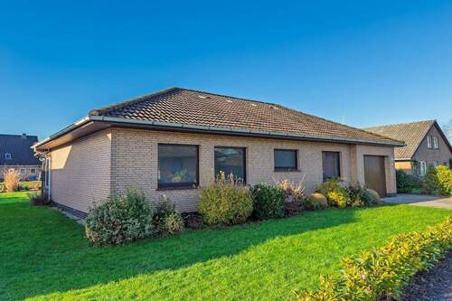 Hausansicht - Ebenerdig wohnen, ruhig leben: Teilsanierter Bungalow mit Garage & großem Garten!