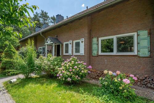 Bepflanzung vor dem Haus. - Reihenendhaus mit 157,00 m² in Neustadt am Rübenberge zum Kaufen