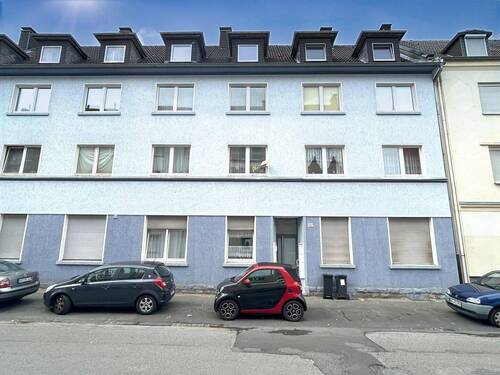 Strassenansicht - Erdgeschosswohnung mit Balkon - optimal aufgeteilt !!!