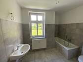 Bad mit Wanne - 