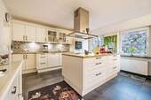 Küche mit Kochinsel - Exklusives Wohnhaus mit Einliegerwohnung in Bestlage