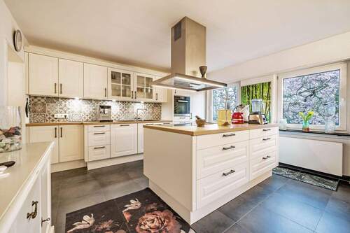 Küche mit Kochinsel - Exklusives Wohnhaus mit Einliegerwohnung in Bestlage