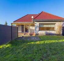 Winkelbungalow mit Ausbaureserve, Keller und Garage in ruhiger, familiengerechter Lage von Hohn