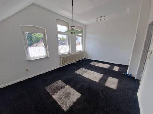 20250827_155130 - Ruhige Mieter gesucht! 3 Zimmer-Dachgeschosswohnung (Altbau) zentral in Varel!