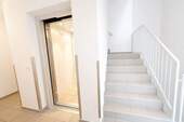 Treppenhaus & Aufzug - 3 Zimmer Etagenwohnung zum Kaufen in Hilden