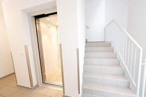 Treppenhaus & Aufzug - 3 Zimmer Etagenwohnung zum Kaufen in Hilden