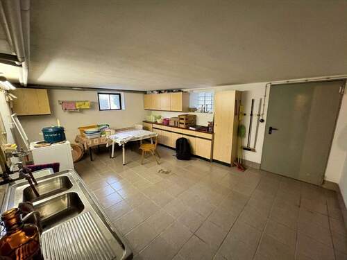 Waschküche mit Ausgang zur Garage - 