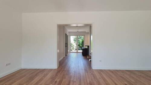 Wohnzimmer zur Diele - Doppelhaushälfte mit 122,00 m&sup2; in Norderstedt zum Kaufen