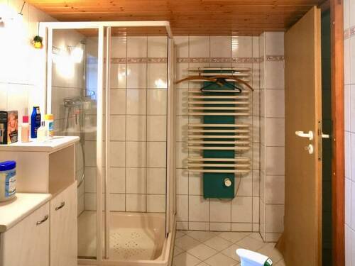 Bad mit Dusche - 