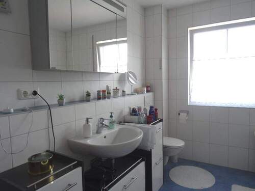 Bad - Waschbecken und WC - 