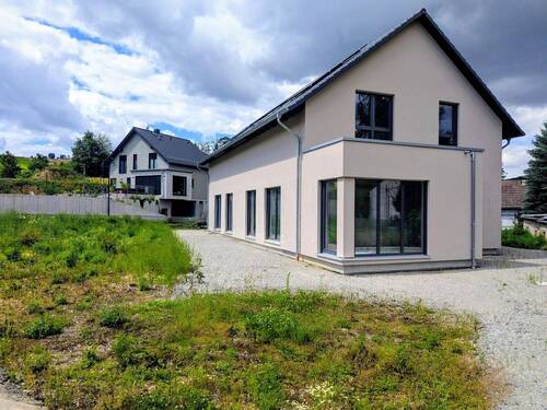 Hausansicht - 5 Zimmer Mehrfamilienhaus, Wohnhaus zum Kaufen in Eisenberg