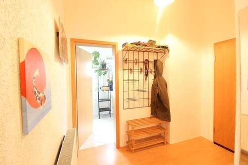 Flur mit Blick zum Bad - Etagenwohnung mit 93,00 m² in Dresden zum Kaufen