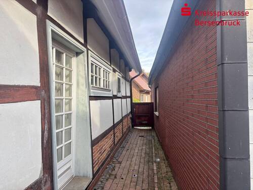 Gang zwischen den Immobilien - 