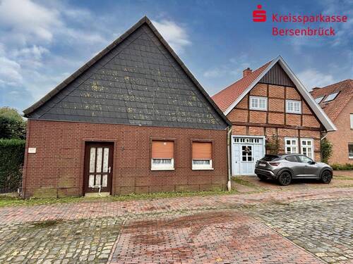 unbewohnbare Immobilie (links) - 7 Zimmer Einfamilienhaus in Quakenbrück