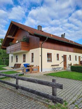 Haus - Seitenansicht mit Stellplatz - 4 Zimmer Doppelhaushälfte zum Kaufen in Malching