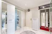 Großzügiger Flurbereich mit Garderobe.jpg - 