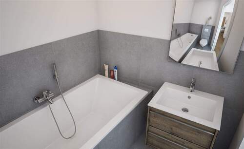 Badezimmer mit Badewanne Bild 2 - 