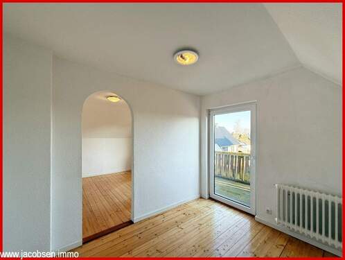 Schlafzimmer im Dachgeschoss mit Zugang zum Balkon - 