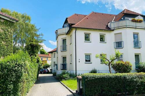 Einfahrt - Sanierte 2-Raum-Wohnung im DG mit großzügigem Hobbyraum im Souterrain