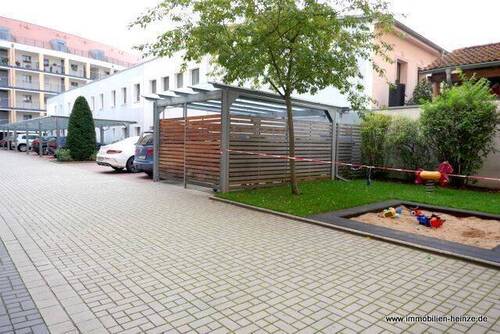 Innenhof und Carports - 
