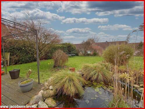 Blick in den Garten mit Teich - 
