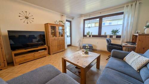 Wohnzimmer mit Balkonzugang - 