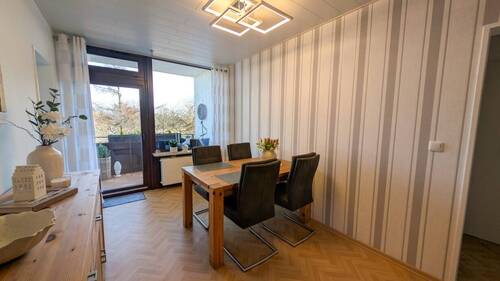 Esszimmer mit Balkonzugang - 