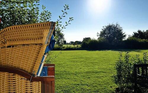 Blick in den Garten - Traumhafte Erdgeschosswohnung direkt am Golfplatz Fehmarn - möbliert, provisionsfrei!