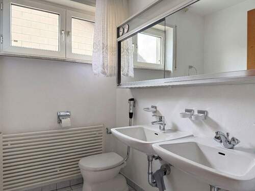 Badezimmer OG [KI-optimiertes Foto] - 