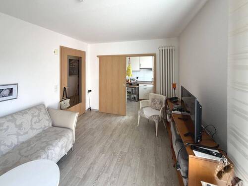 Wohnbereich mit Blick in die Küche - 