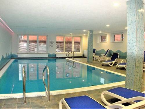 Freizeitbereich mit Schwimmbad - 